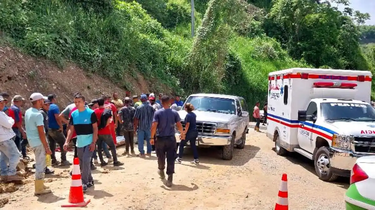 Deslizamiento de tierra dejó dos fallecidos en la carretera vieja Charallave-Caracas (FOTOS)