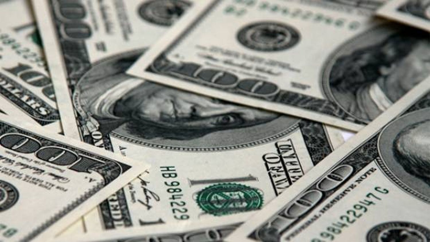 Dólar: Blue baja a $10,75 y cuesta menos que el tarjeta
