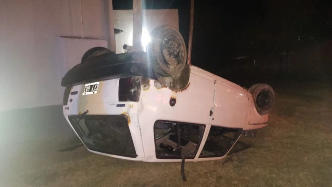El auto volcado sobre la vereda