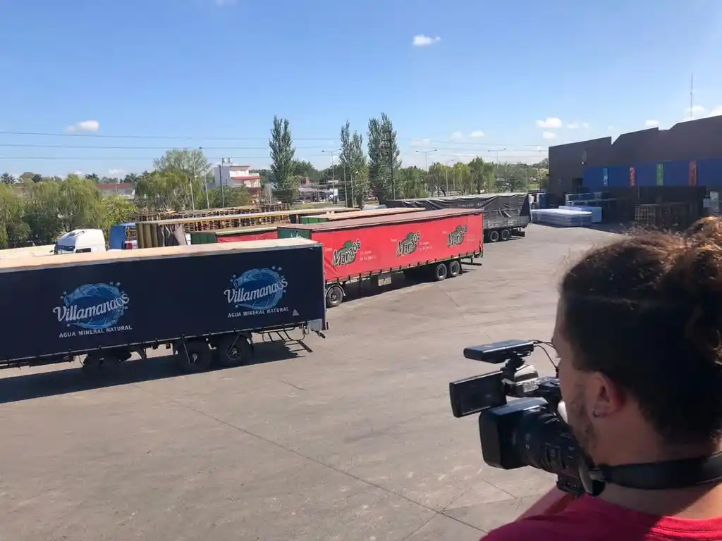 ¡Vamos Manaos! La empresa de bebidas de La Matanza envió 10 camiones con agua para Corrientes