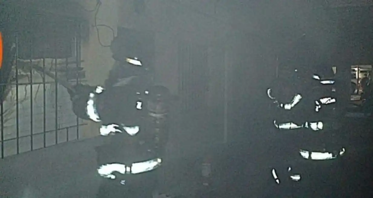 Los bomberos pudieron sofocar el incendio para evitar que siguiera propagándose a las casas linderas.