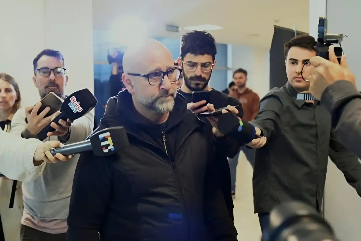 Patricio Serjal Benincasa, al ingresar al juicio. Foto: Juan José García / El Ciudadano.