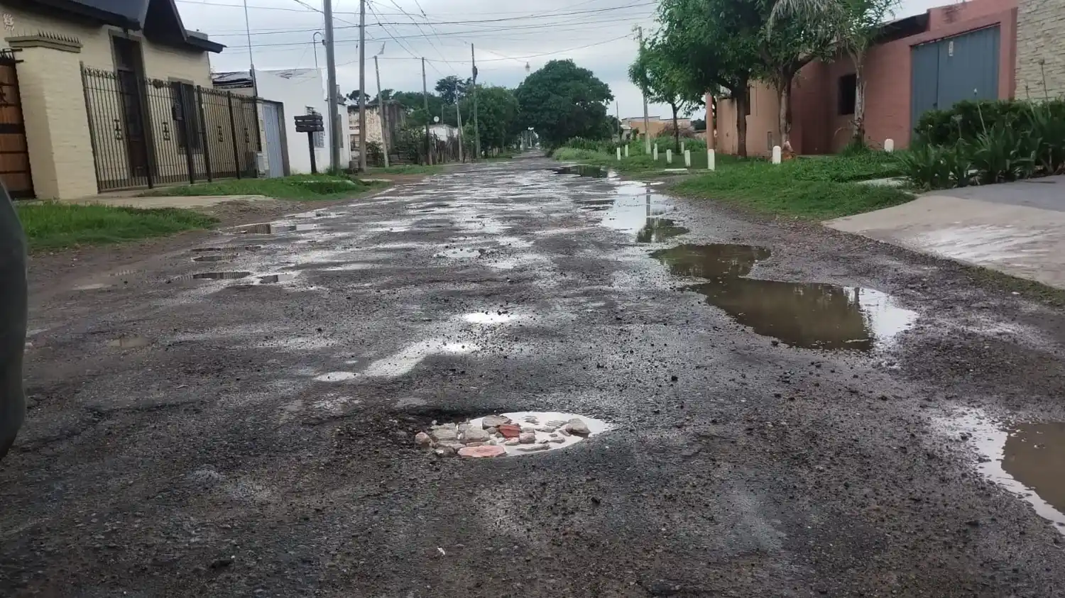 Calle Emilio Frers: ya no cabe ni un pozo más