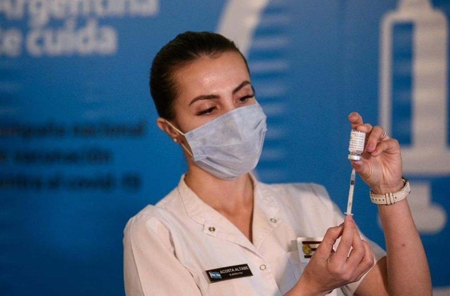 Coronavirus: «Se está analizando actualizar la vacuna», aseguró un virólogo argentino en Reino Unido