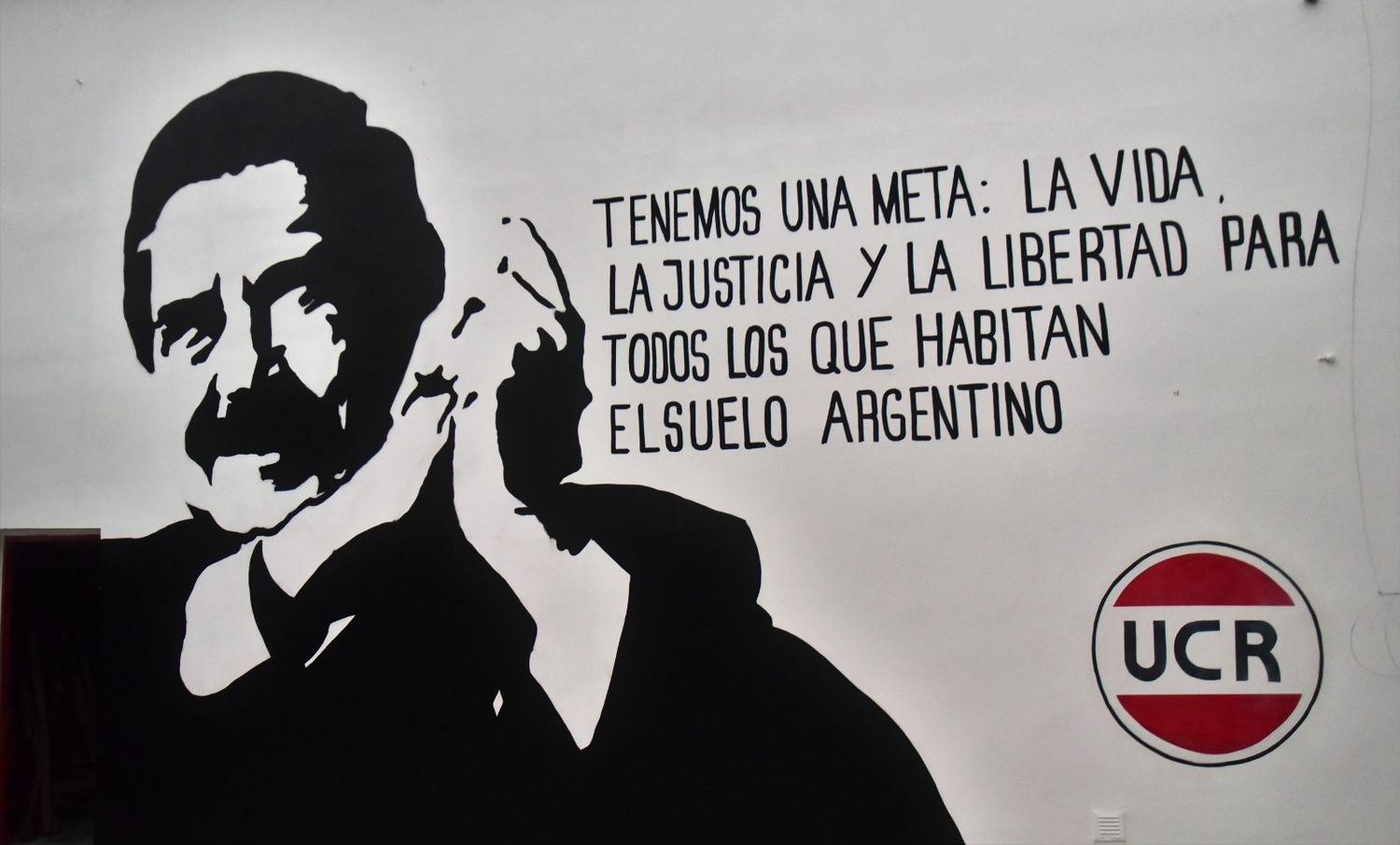 Mural de Raúl Alfonsín en la sede local de la UCR.