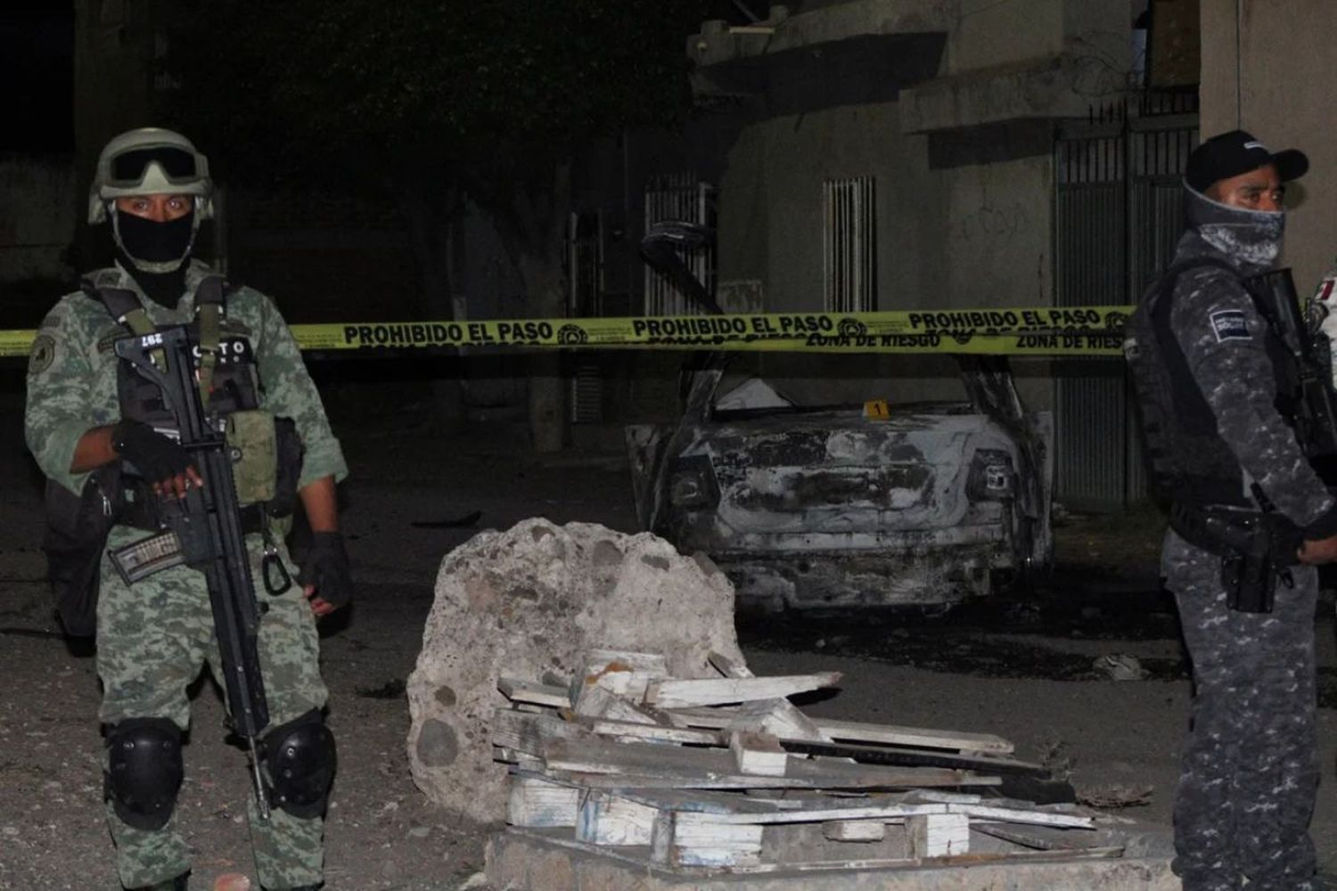 La policía custodia el lugar de la matanza en Guanajuato. (Foto Reuters).