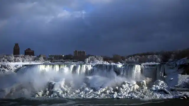 Video: Las cataratas del Niágara, congeladas por la ola de frío extremo