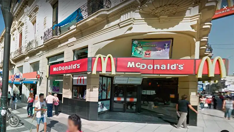 Le compró una "cajita feliz" a su hijo y lo dejó en el Mc Donald's para irse al casino