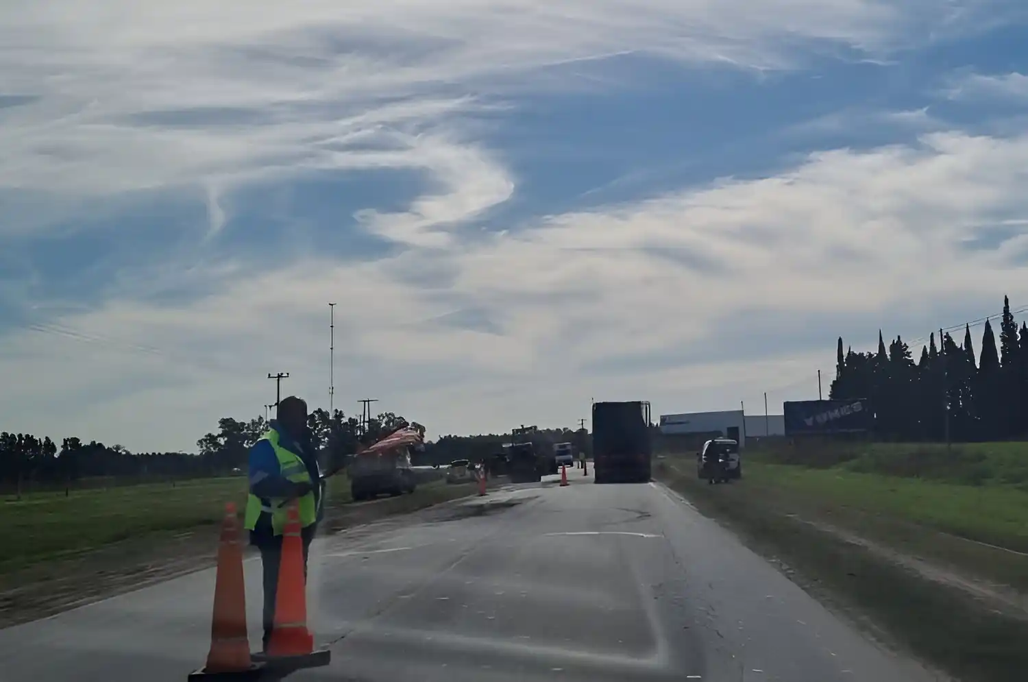 Hay tránsito asistido en algunos tramos de 1001 donde trabajan las máquinas de Vialidad Provincial.