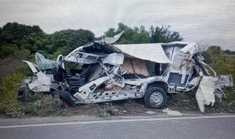 Quedó atrapado en su camioneta tras un violento choque