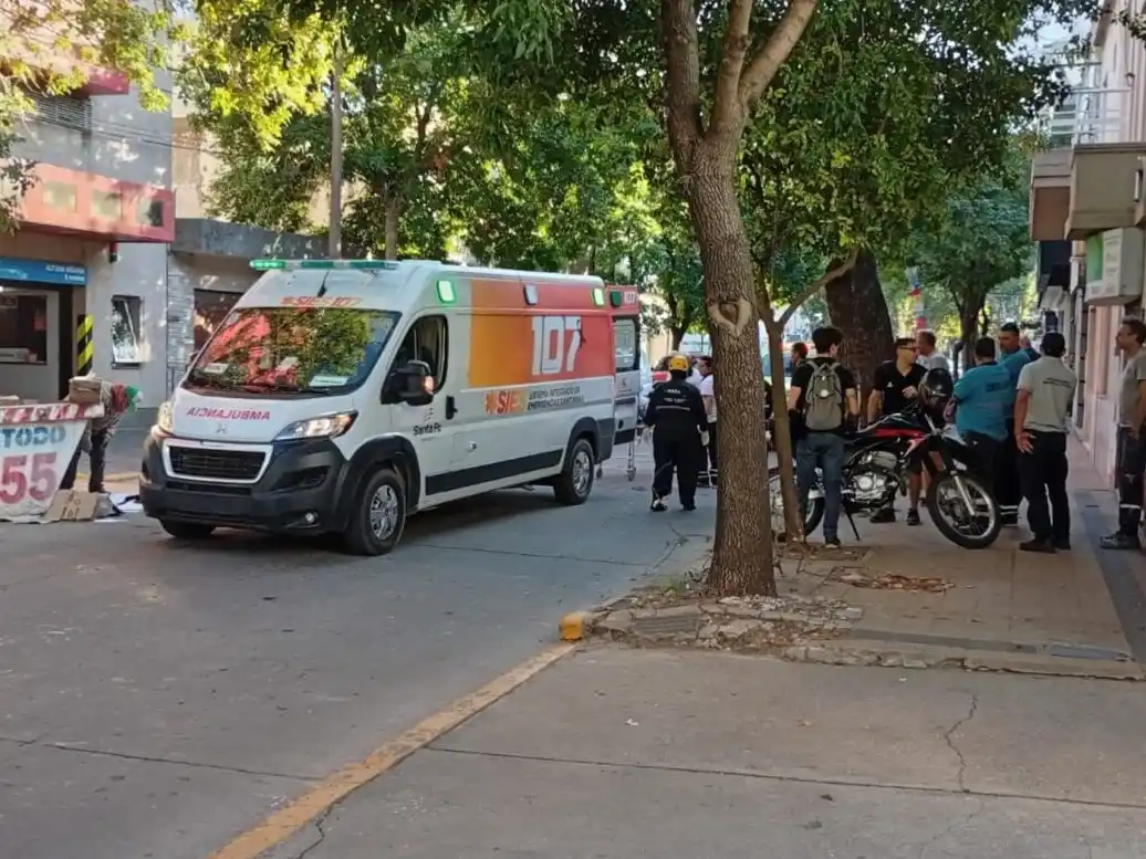 Personal de Bomberos y SIES trabajó en el lugar. Foto: BVVT