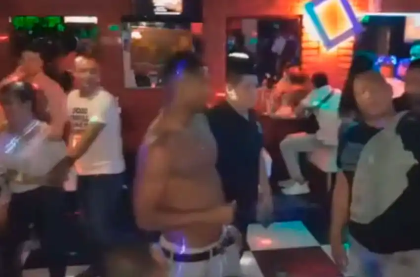 Escracharon a un jugador de Emelec, rival de River, borracho en un boliche