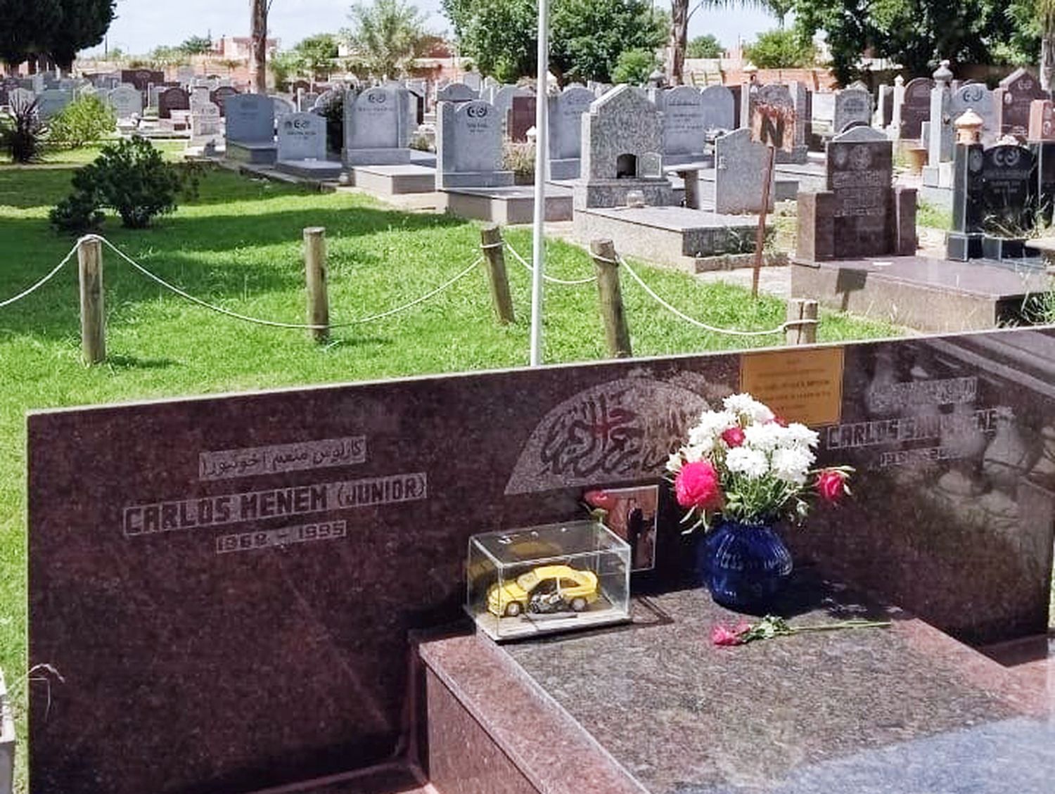 La tumba de Carlos Menem, sin la bandera Argentina (fotos: Asociación Árabe Argentina Islámica)