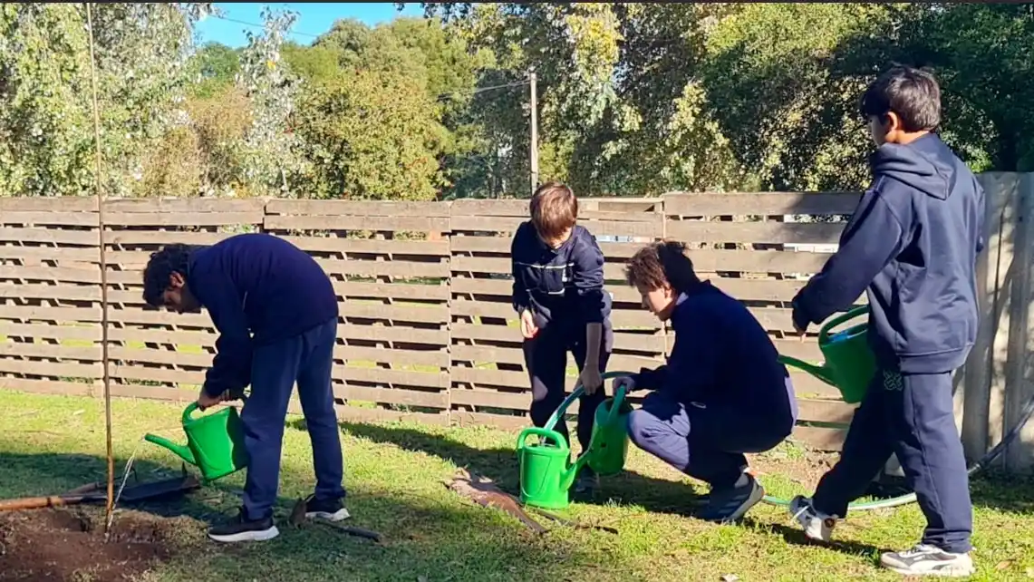 Concientización. Desde el taller de huerta del Colegio Danés se trabaja para que los chicos aprendan y sepan la importancia que tienen los árboles y plantas