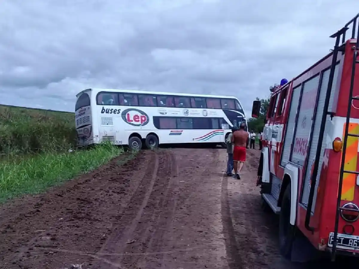 Un colectivo de scouts terminó empantanado en una cuneta de la Autovía
