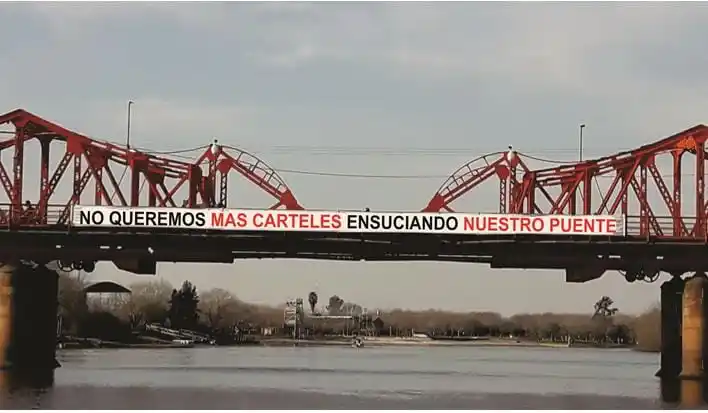 Un meme pide no "ensuciar" con pasacalles el puente Méndez Casariego