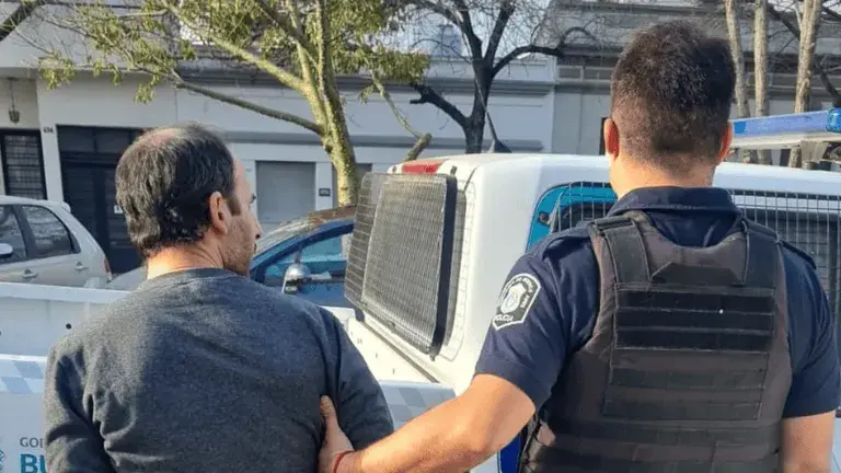 Un policía se quedó dormido al volante, intentó fugarse y atacó a otro uniformado