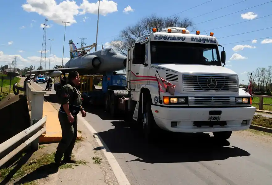Trasladaron un avión Mirage al predio de la Rural para la nueva edición de la Expotan