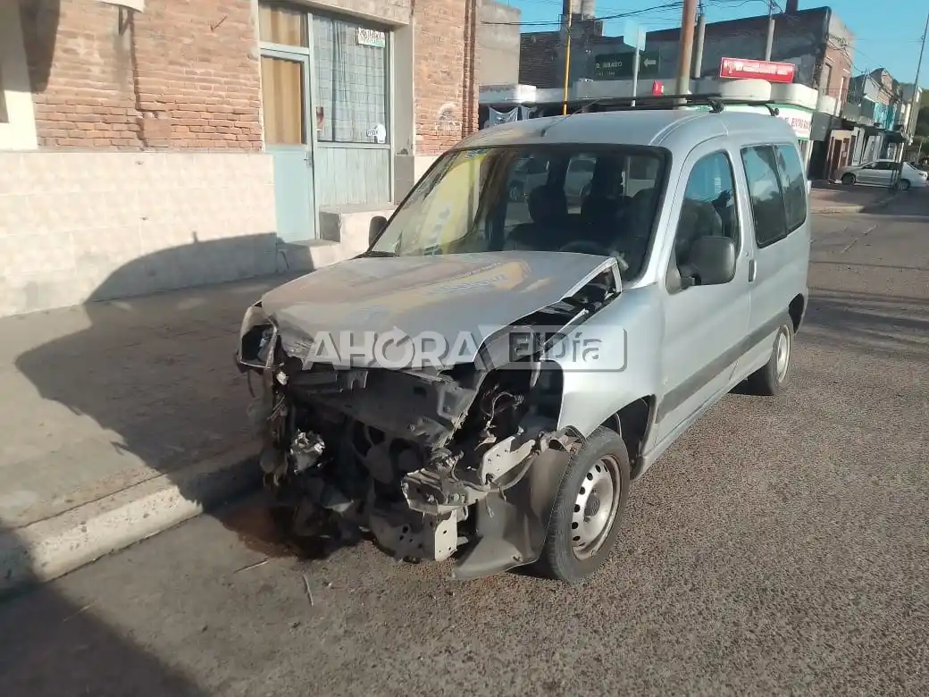 Una camioneta chocó a un auto en la zona cercana al centro de la ciudad