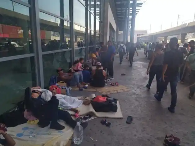 Hay muchos migrantes venezolanos varados en Monterrey ante la negativa de venderles  boletos para viajar en autobús. 