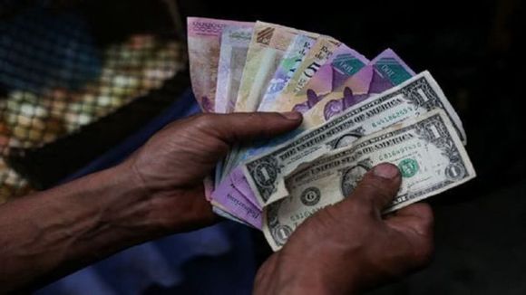 EL BOLSILLO PARECE un tobogán: esta es la devaluación de bolívar registrada en un mes