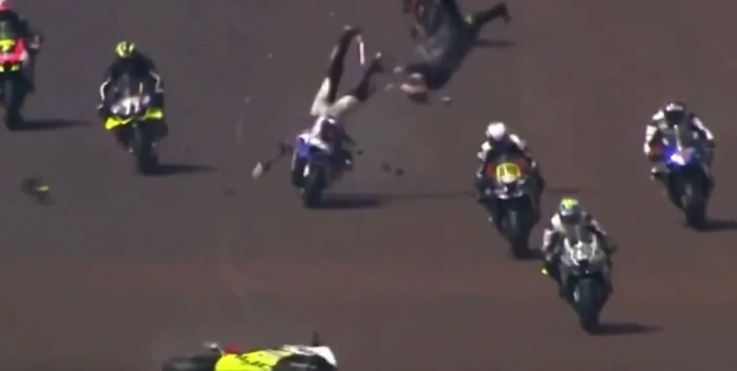 Impactante accidente durante la primera vuelta de la cuarta prueba válida por el Campeonato Brasileño de Motovelocidad.