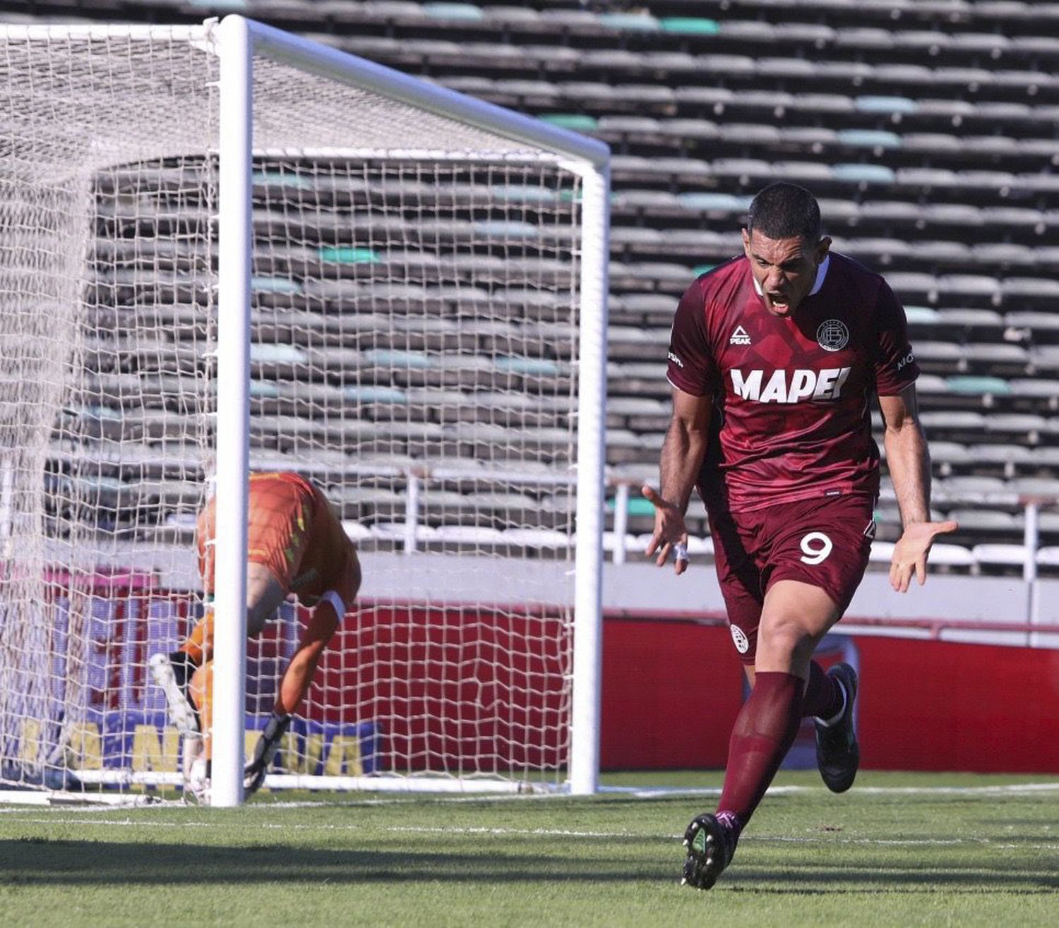 En Mar del Plata, Lanús ganó y volvió a la cima