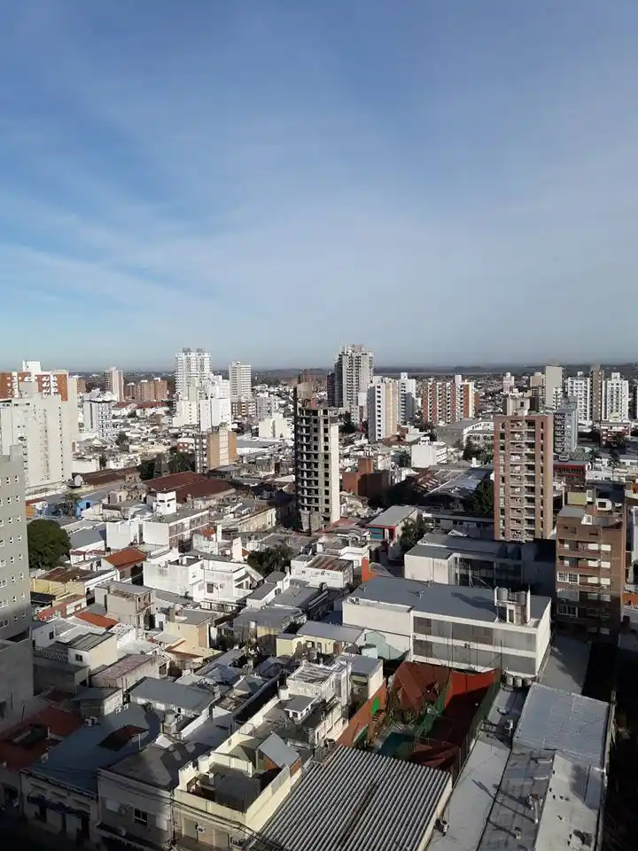 Llega el verano con un sol brillante en la ciudad