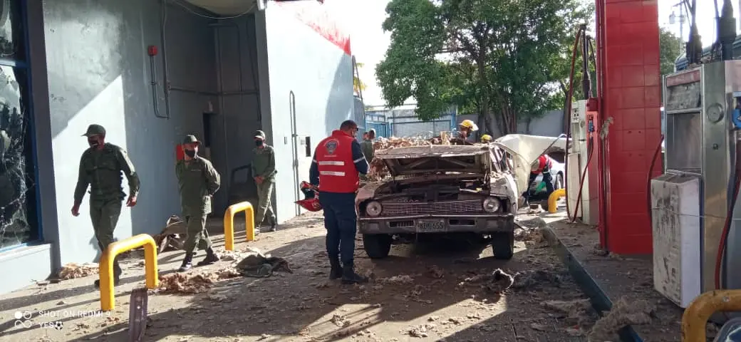 ¡OTRA EXPLOSIÓN!: Dos lesionados y pérdida total del vehículo al estallar bombona de gas