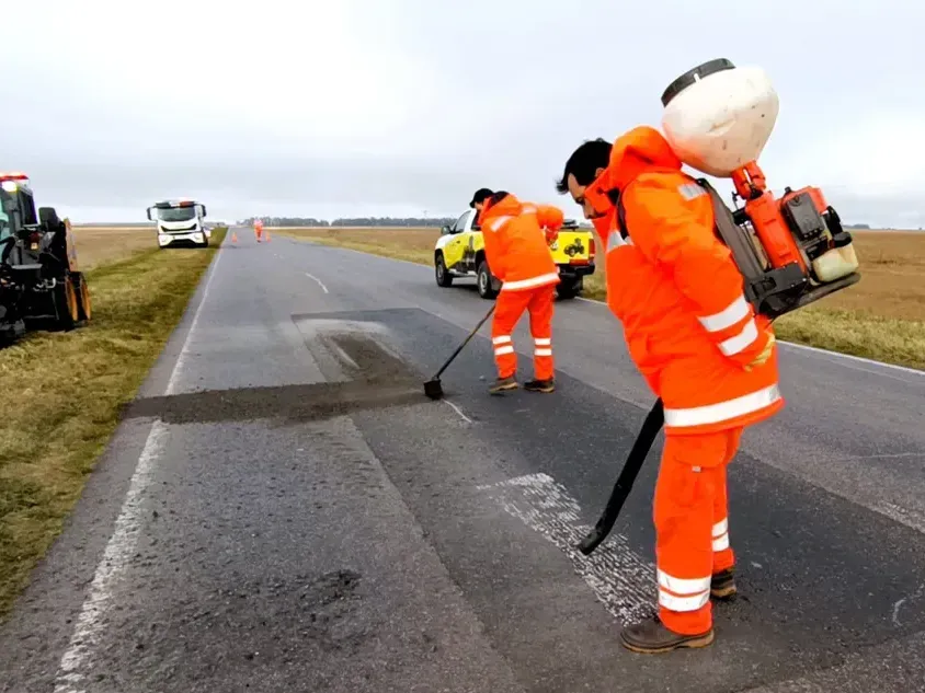Operarios trabajando en la ruta 3.