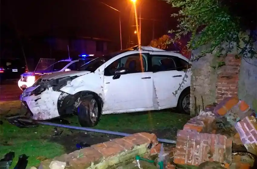 Sin licencia, se incrustó en una medianera: se hará cargo de los daños