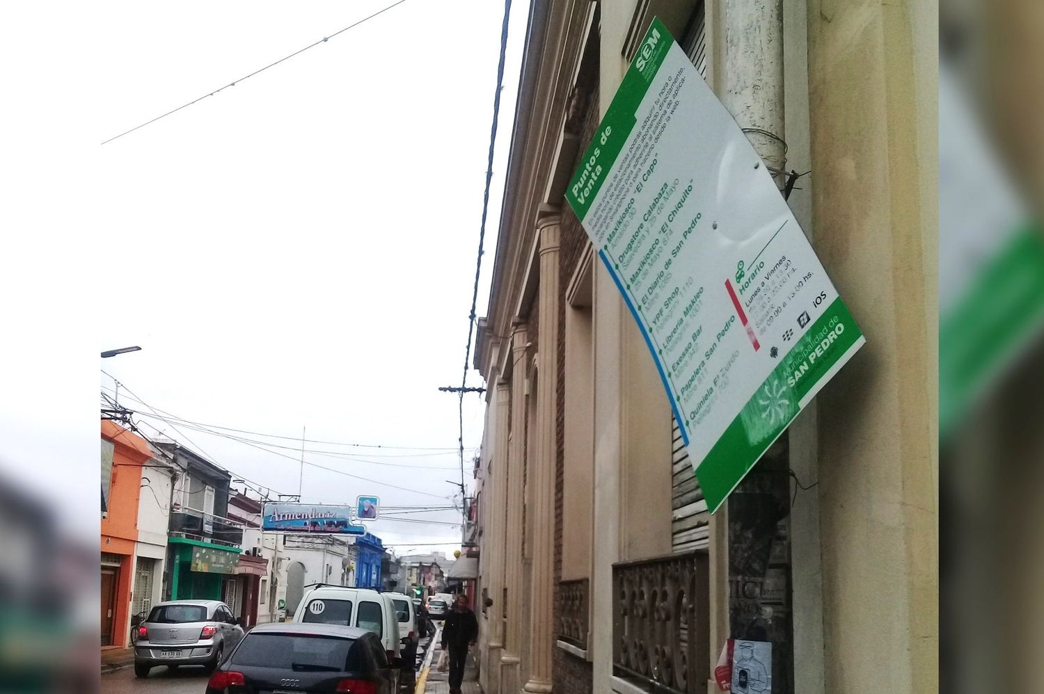 En algunos sectores de la ciudad todavía se ven los viejos carteles del servicio.