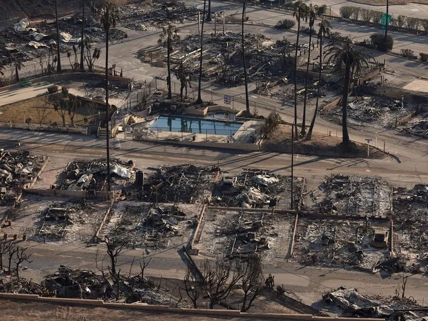 Vista numerosas casas destruidas por el incendio forestal de Palisades en el barrio de Pacific Palisades de Los Ángeles.