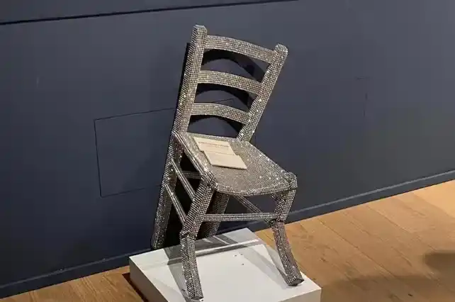 VIDEO | Insólito: un turista se sentó en "la silla de Van Gogh" y la rompió