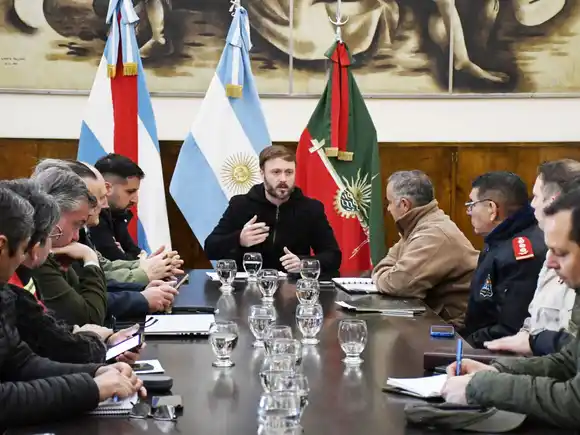 Azcué encabezó una reunión del COE y ya se realizaron las primeras evacuaciones