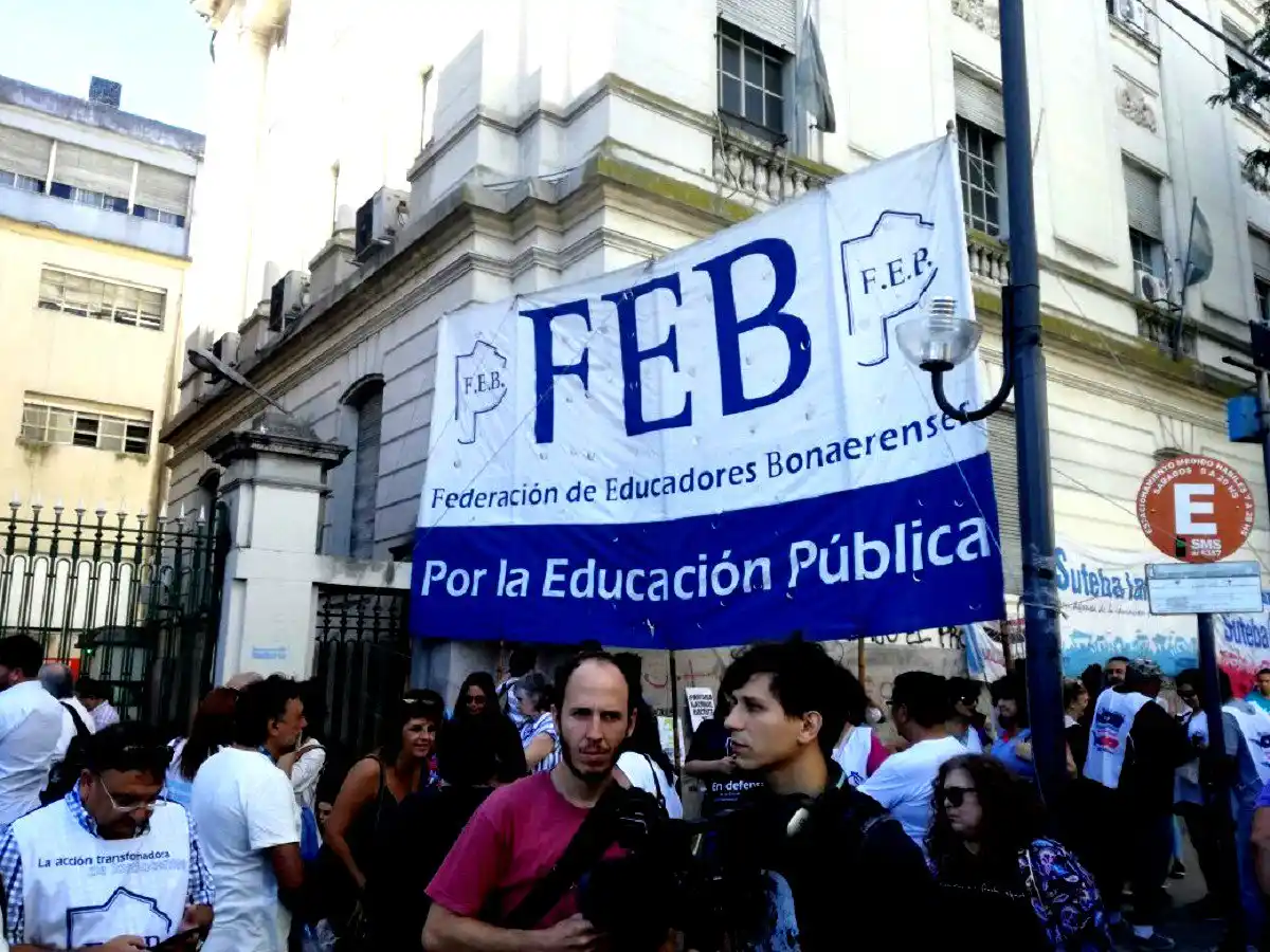 Docentes que no adhirieron a los paros denuncian que Vidal igual les descontó el sueldo