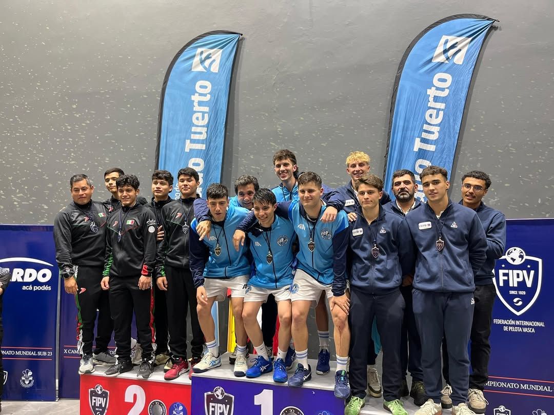 Los campeones del mundo en lo más alto del podio. Foto: gentileza.