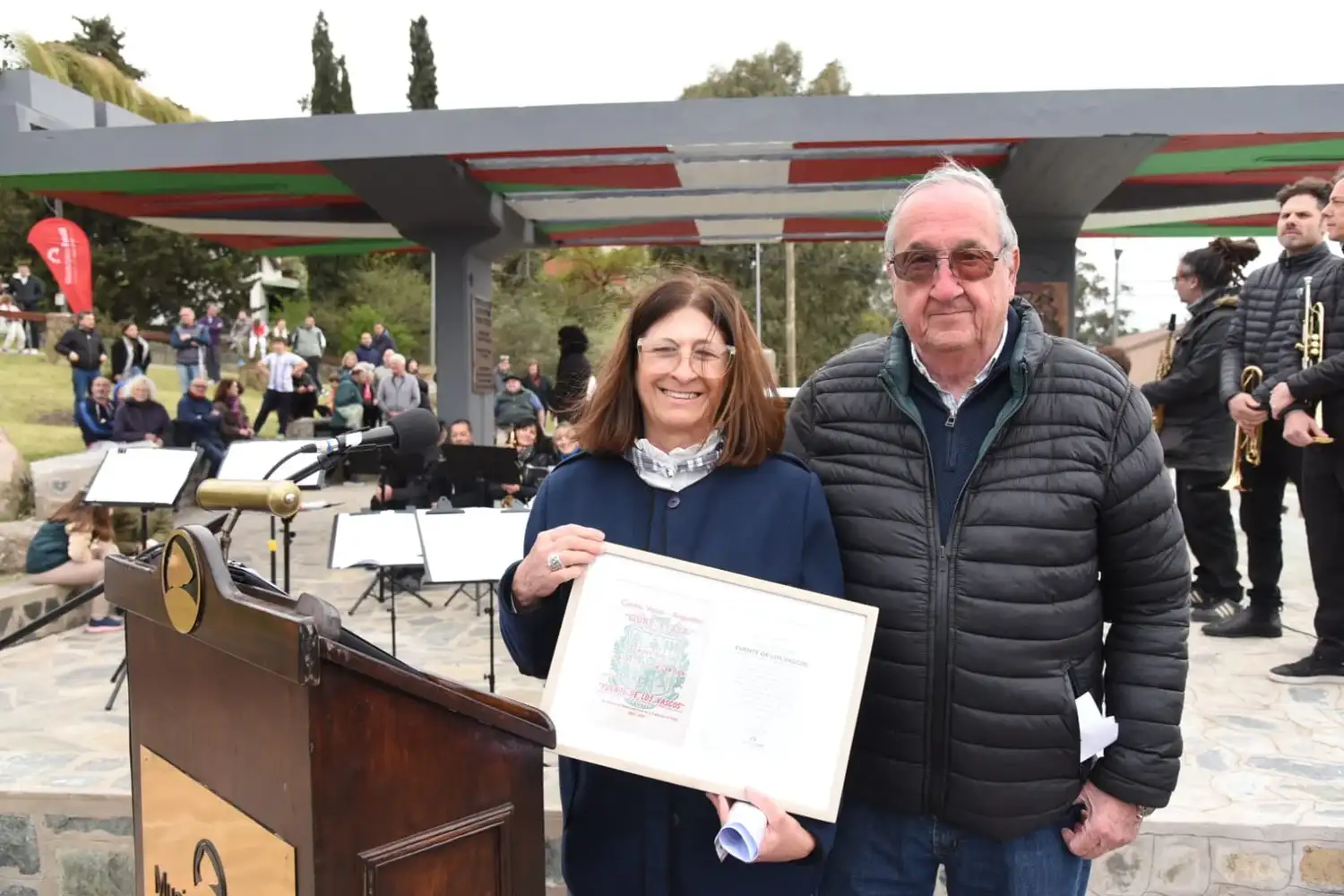 Fotografía de la inauguración de la fuente de los vascos en tandil.
