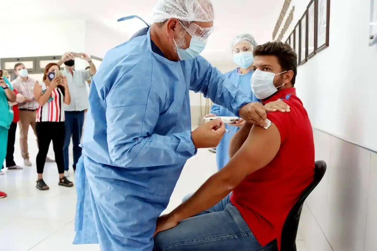 Vacunación Covid en Exaltación de la Cruz: La primera dosis la recibió el intendente Nanni 
