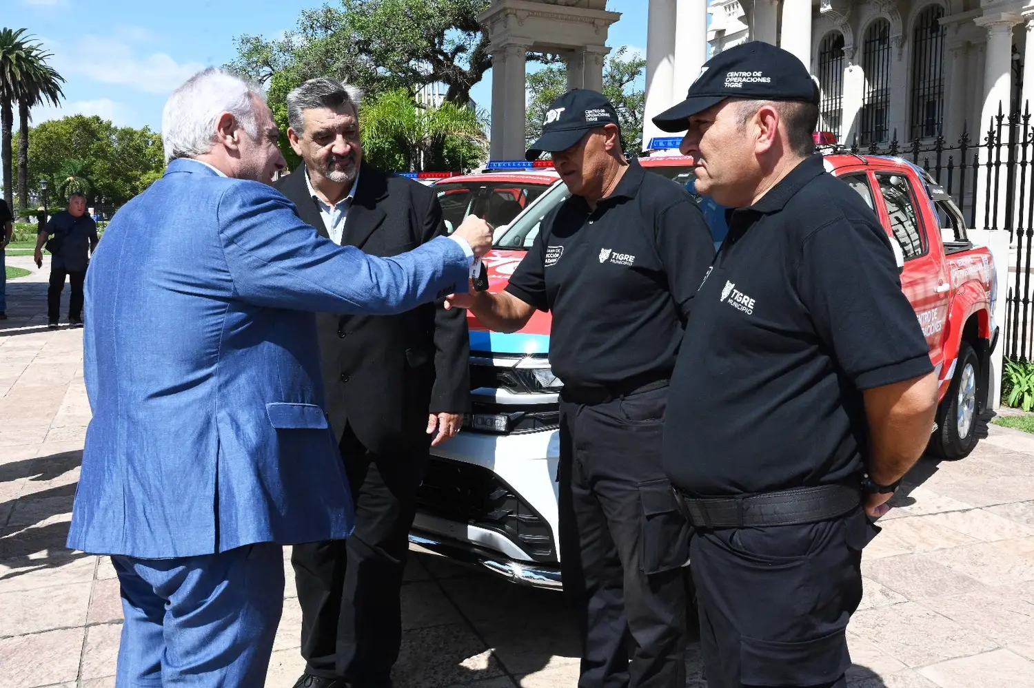 Julio Zamora entregó móviles para el COT