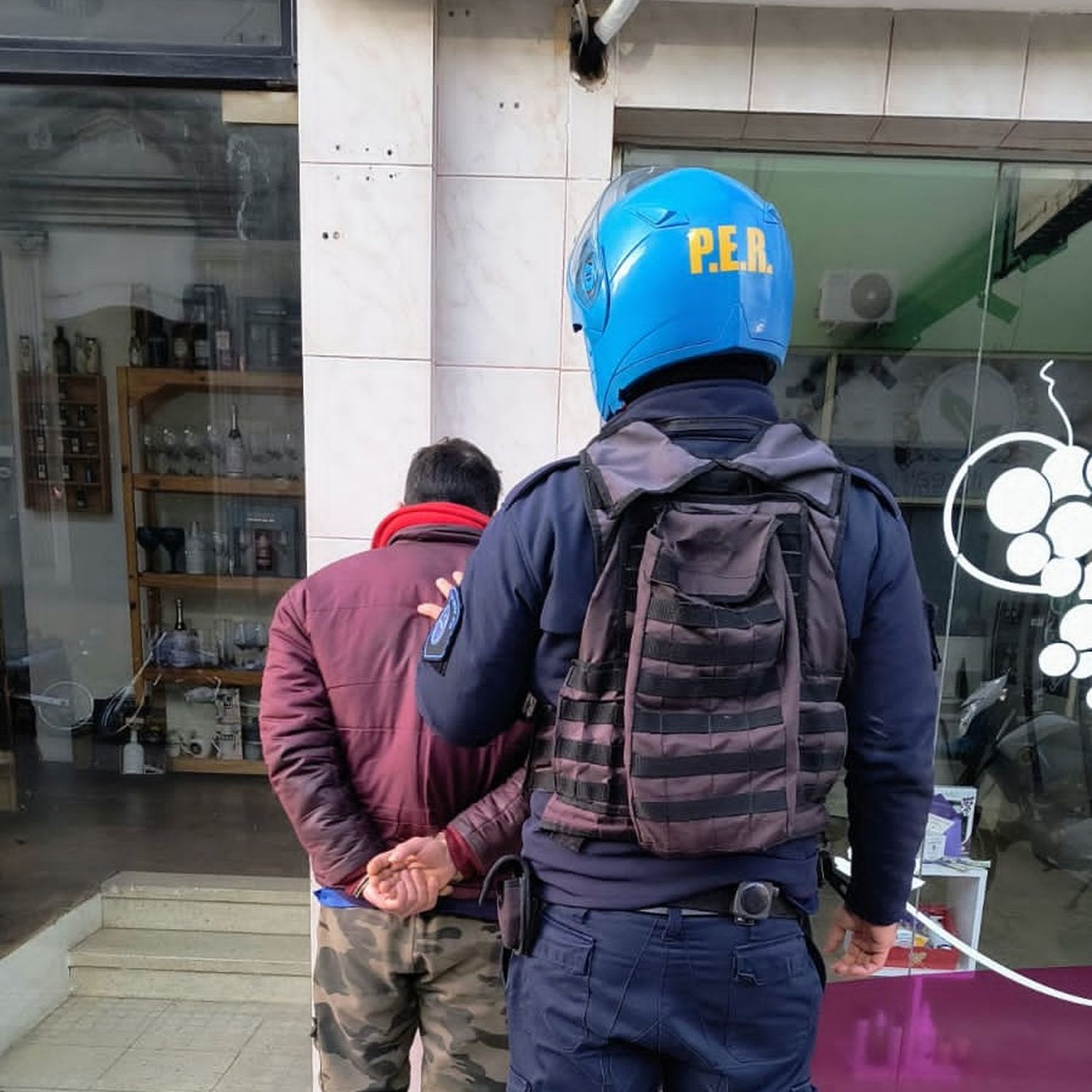 Apresaron a un hombre de 48 años que agredió físicamente a su expareja en pleno centro