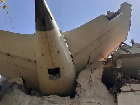 El avión que se estrelló tras despegar en India. Foto: Gentileza