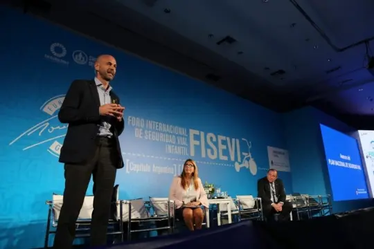Como con los vuelos, el Gobierno nacional ahora apunta a «micros low cost»