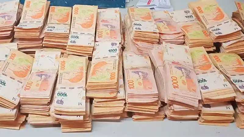 Le robó $10 millones a su compañero de viaje, se gastó 4 para huir pero igual fue detenido