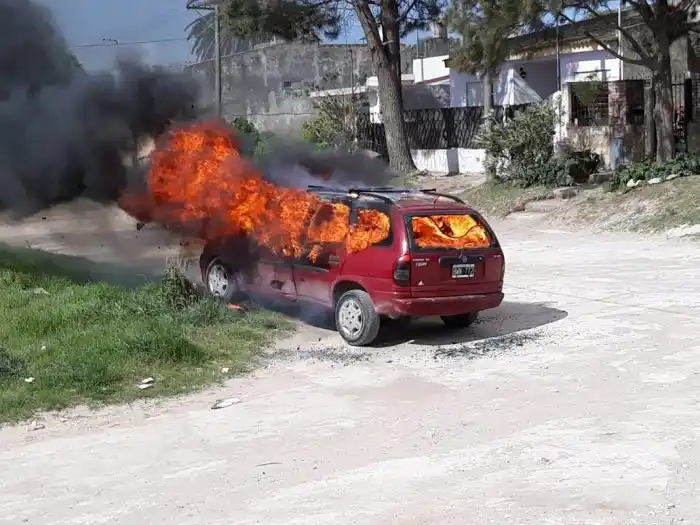 Salió de la comisaría y ahora lo acusan de incendiar un auto