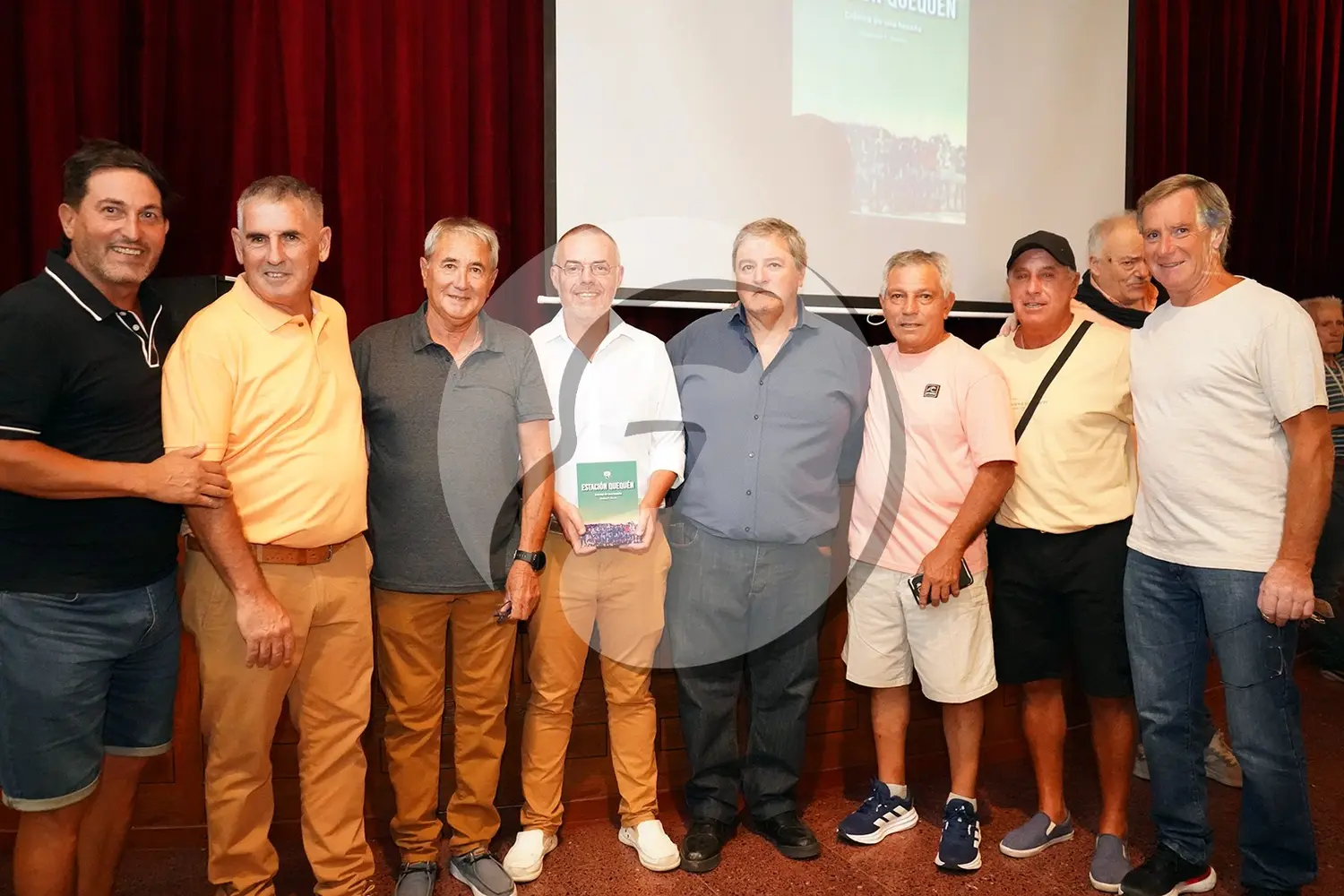 El autor, junto a un grupo de los jugadores presentes: Fernández, Dindart, Pérez, Dinizio, Modesto, Dialeva, Oliver, Sánchez y Mainardi