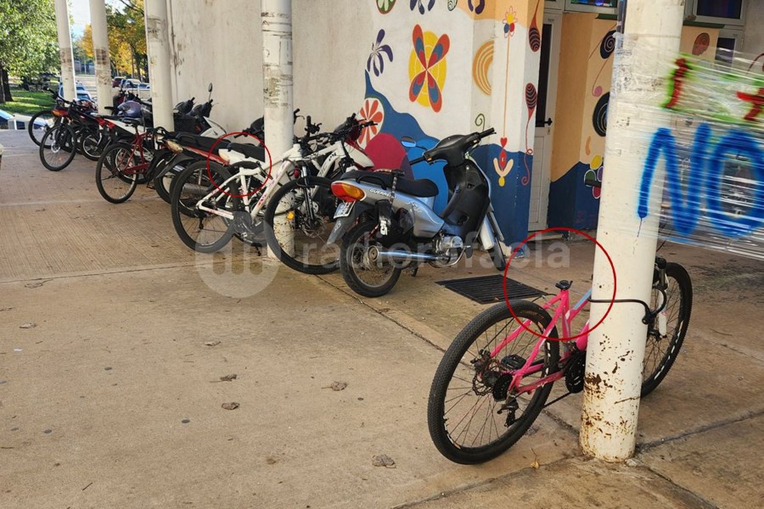 Robaron dos bicicletas y al menos tres asientos de bici desde el estacionamiento del Instituto del Profesorado