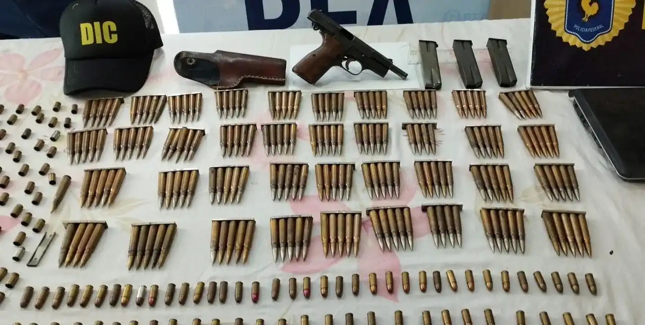 Armas y municiones hallados en el departamento que alquila el exmarino Carlos Guido Pérez en Resistencia, Chaco.