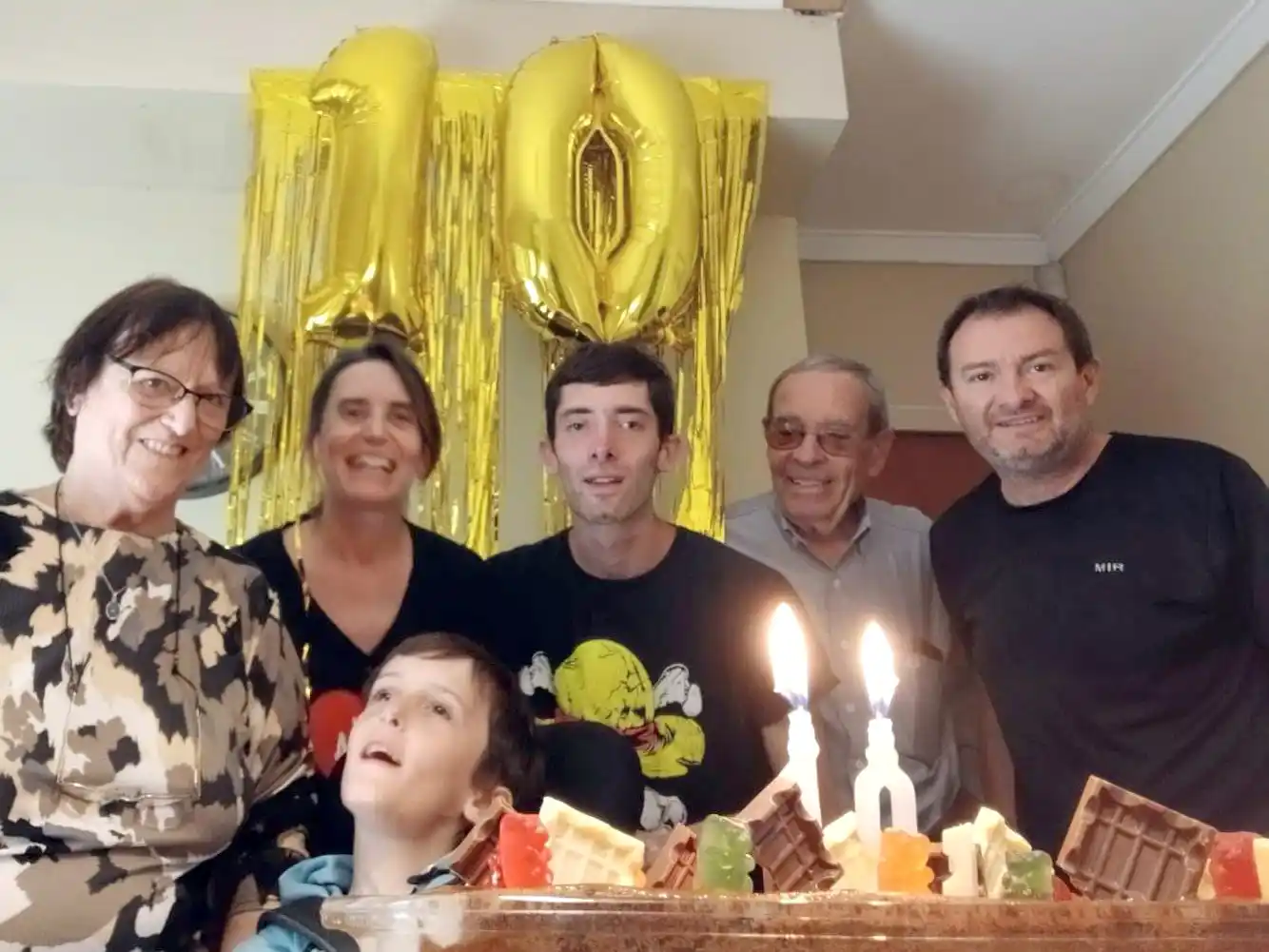 Mateo y Tomás. Junto a sus abuelos, su mamá María Fernanda Altamiranda y  su papá Andrés Dambolena