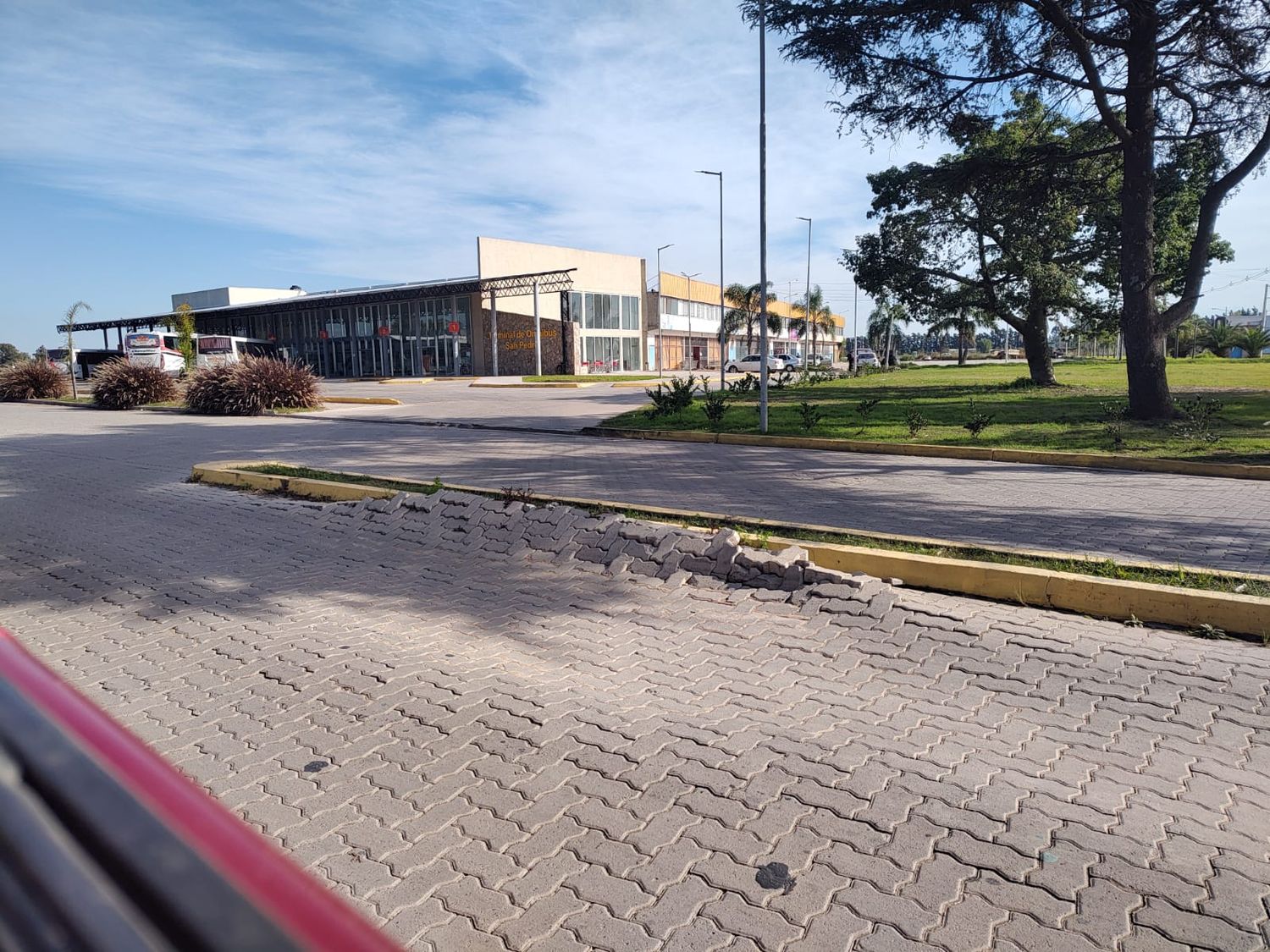 El adoquinado deteriorado en el acceso a la nueva Terminal.